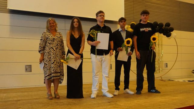 Die Absolventen des Hauptschulabschlusses, betreuende Lehrerin Fr. Wegmann